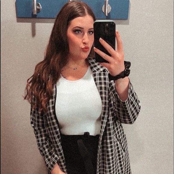 Meet your Posher, Karlee - Picture 3 of 6